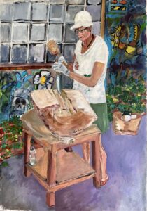 Annette Krauthausen im Atelier beim Bearbeiten eines Holzes, das von einem Baum stammt.